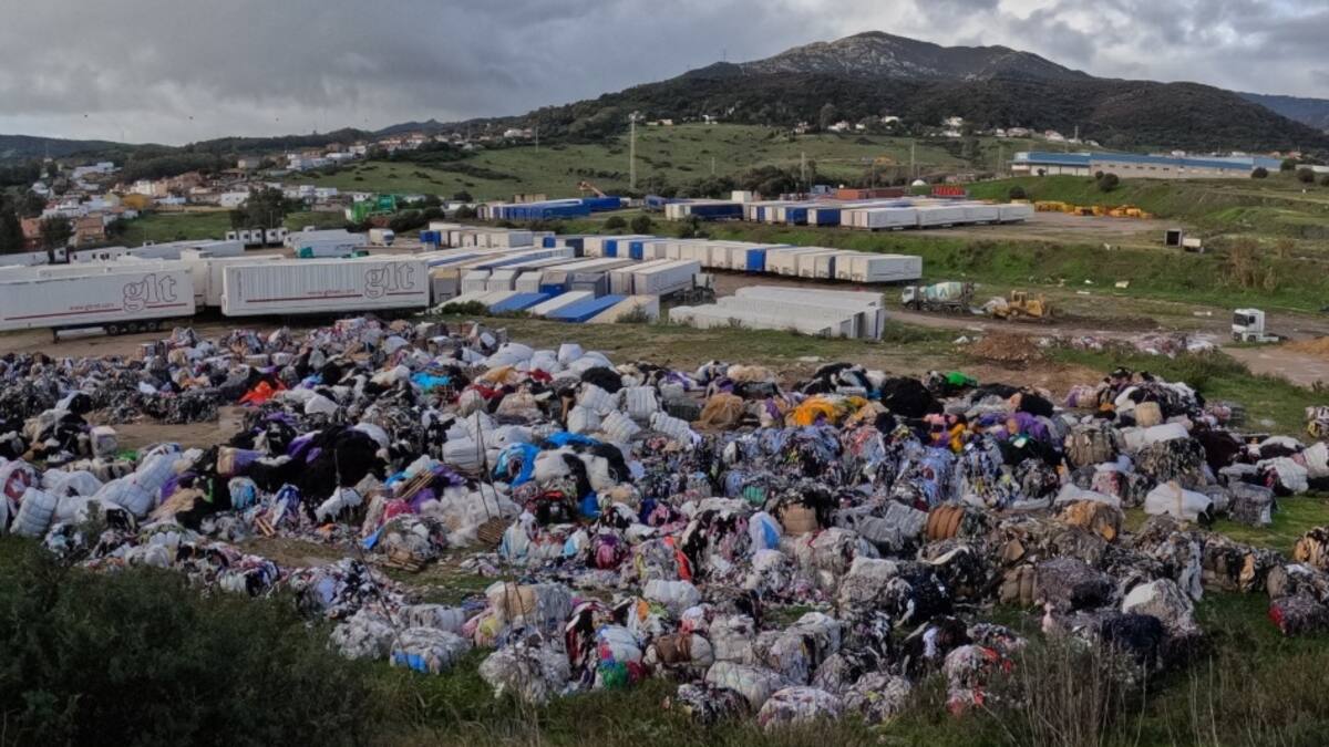 AGADEN denuncia un gran vertido de textil en el Cortijo Real