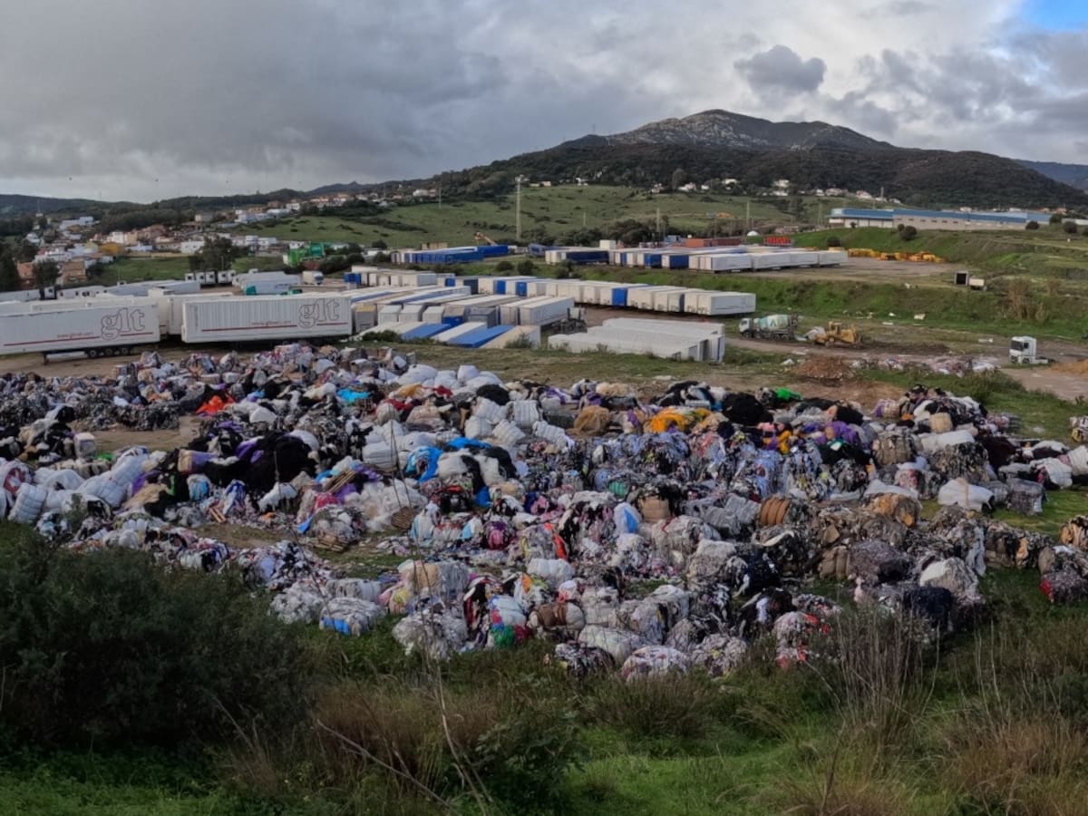 AGADEN denuncia un gran vertido de textil en el Cortijo Real