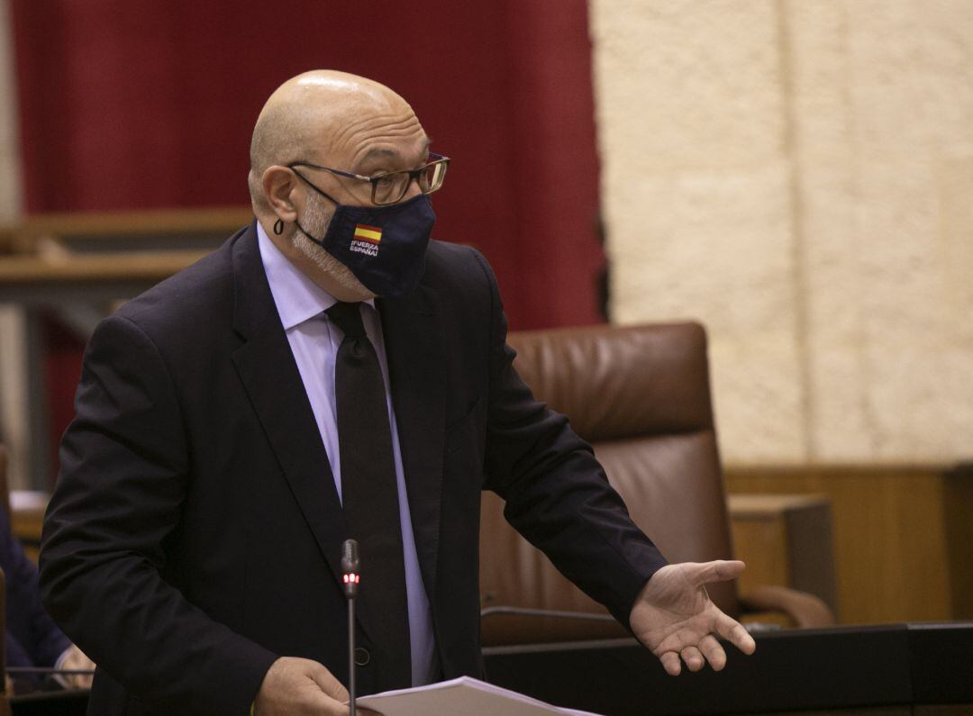 El portavoz del grupo parlamentario Vox, Alejandro Fernández, durante la sesión de control al gobierno con preguntas al presidente de la Junta, en la segunda jornada del Pleno del Parlamento de Andalucía.