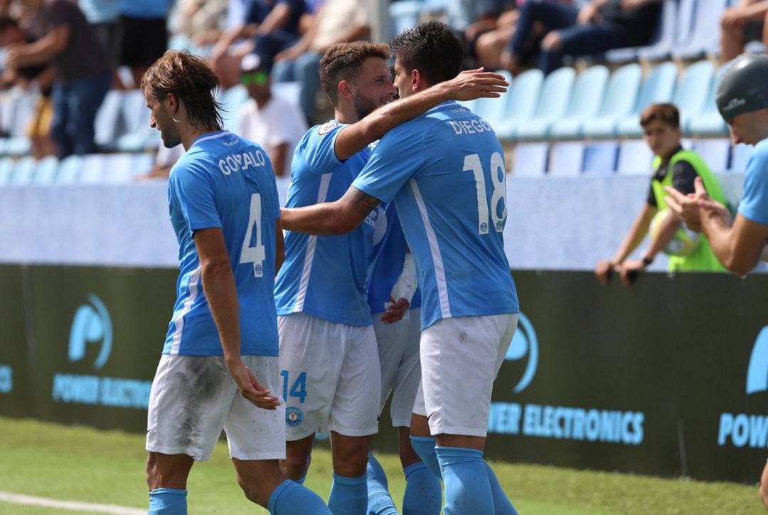 Diego Mendoza felicitado por su compañeros tras marcar el segundo gol de la UD Ibiza