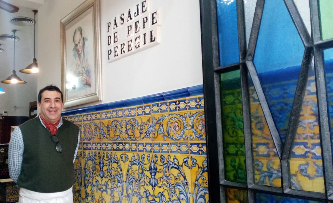 Álvaro Peregil a la entrada de su establecimiento en la calle Mateos Gago, donde se recuerda la figura de su padre, el popular Pepe Peregil