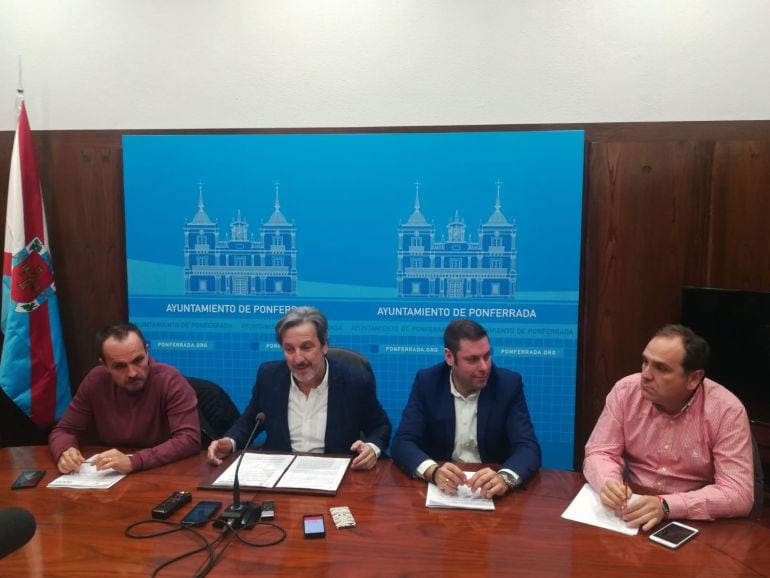 Los concejales, acompañados de los técnicos, ofrecen el balance de 2017