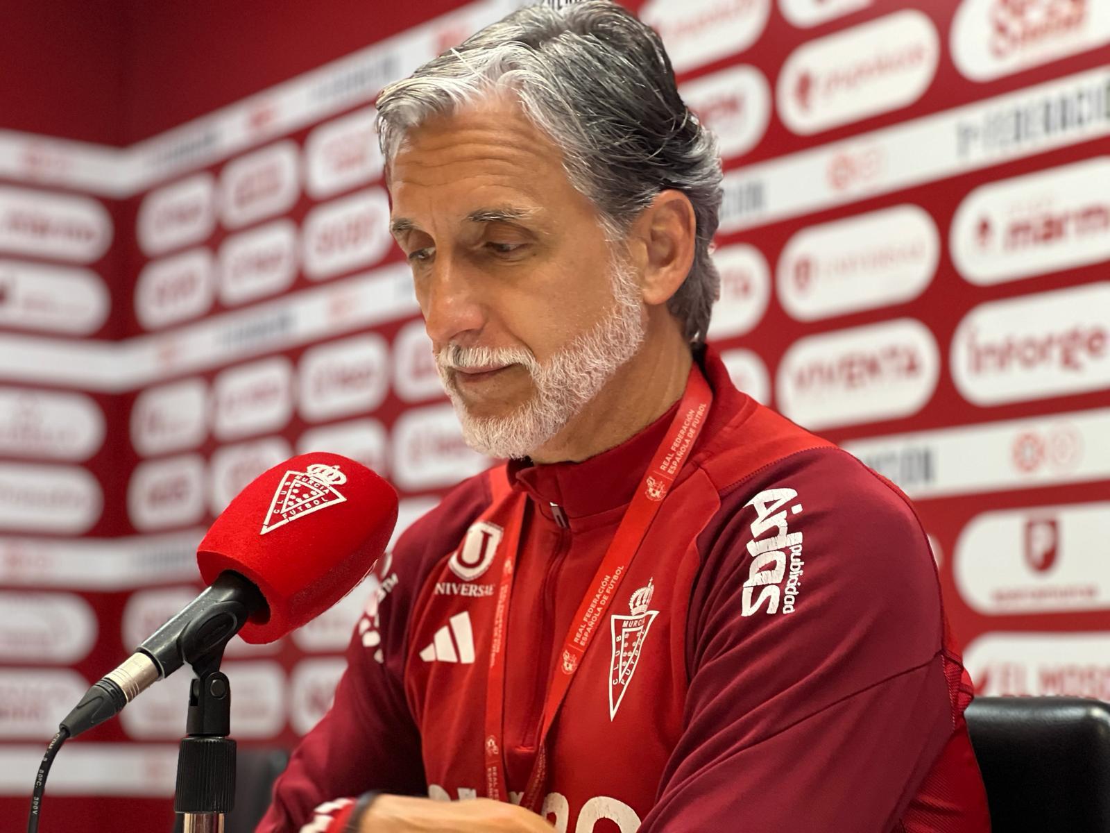 Pablo Alfaro durante una rueda de prensa en el estadio grana