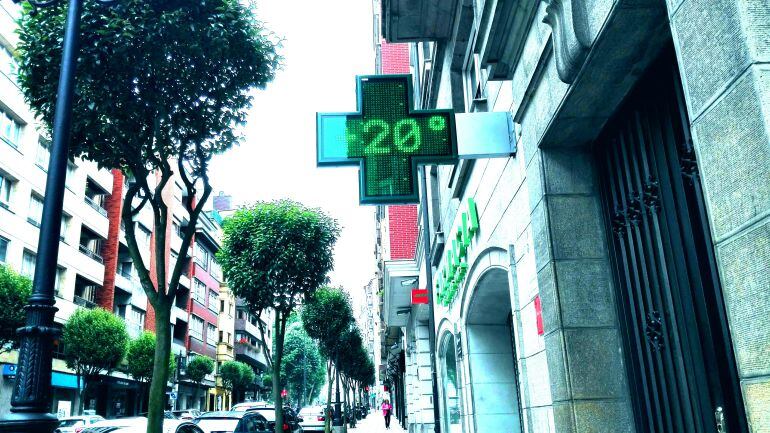 Un termómetro marca la temperatura en el primer día de este verano