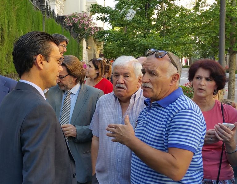 El alcalde de Granada, Paco Cuenca, habla con representantes de la Asociación de Vecinos de La Chana y de la "Marea Amarilla" por el AVE soterrado antes de su entrevista con el secretario de Estado de Infraestructuras