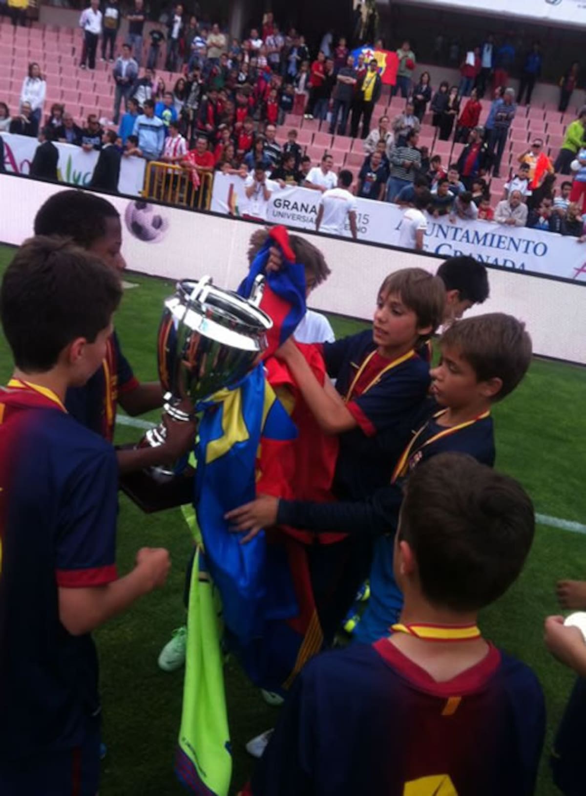 Los niños del Barça celebran el triunfo