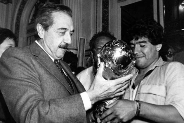 Raúl Alfonsín, junto a Maradona, con la Copa del Mundo en 1986