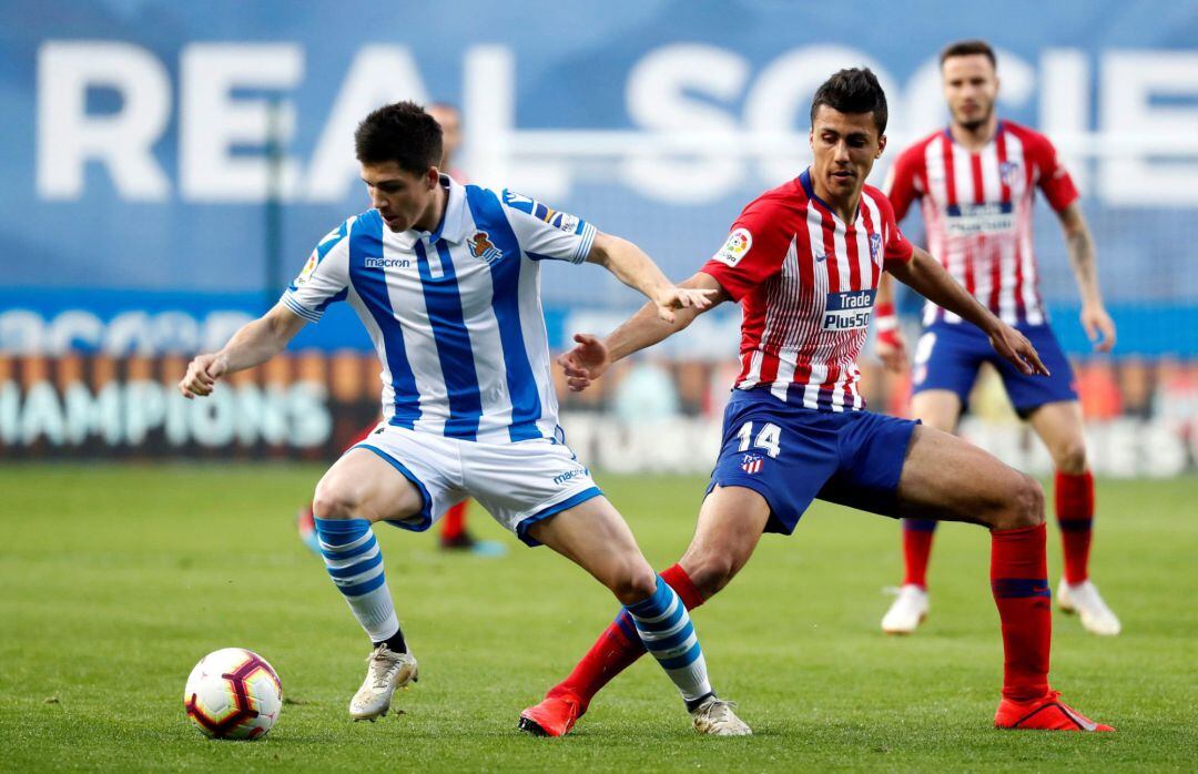 Zubeldia protege un balón ante la presión del jugador del Atlético, Rodri