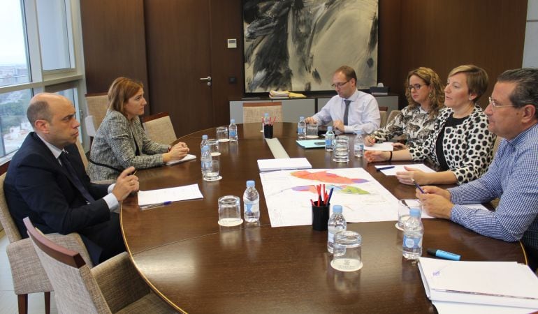 El alcalde Gabriel Echávarri (i), en la reunión que ha mantenido con la consellera María José Salvador (enfrente) en su despacho en Valencia.