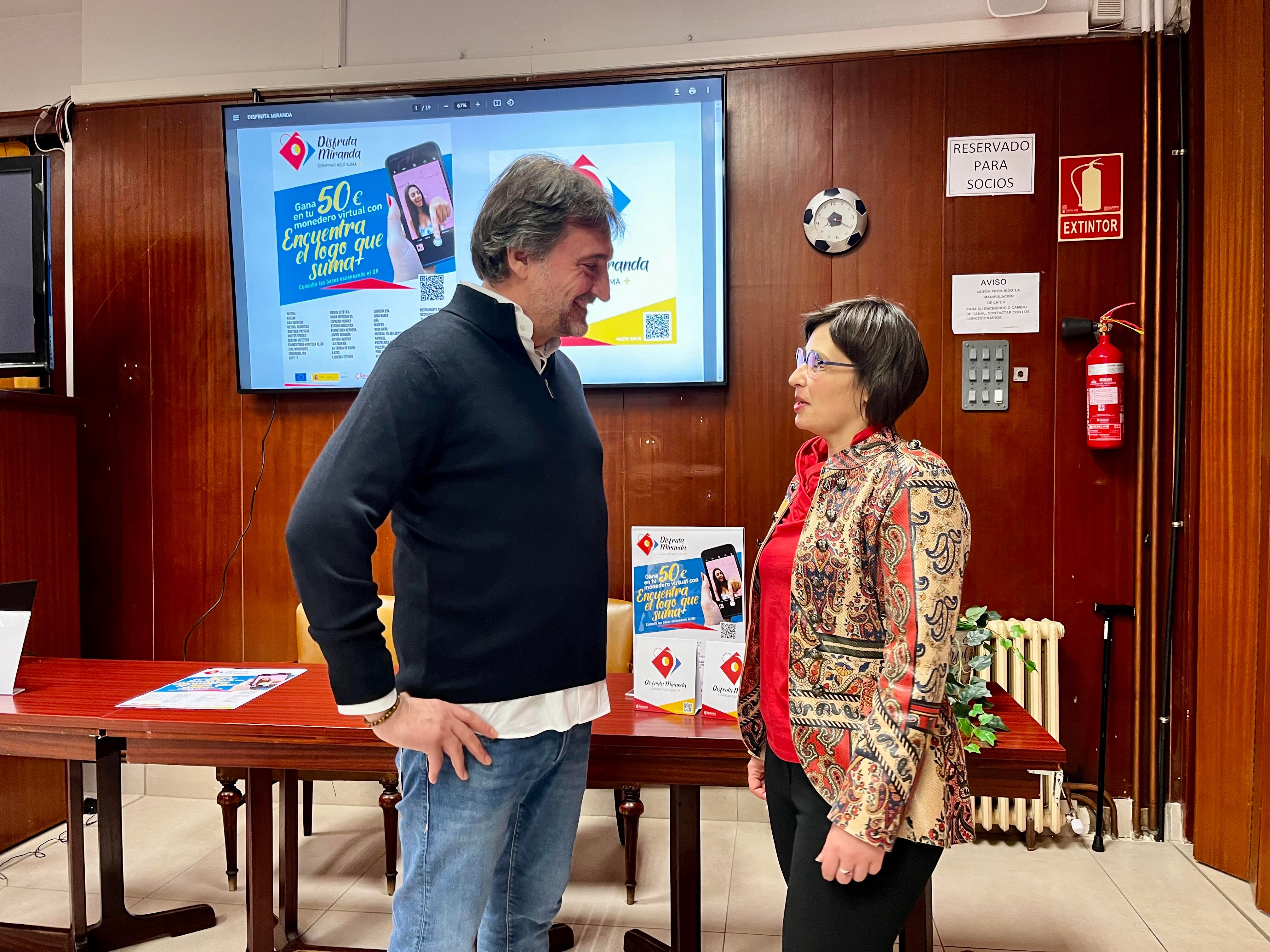 Jesús Conde y Lorena Paredes de la Cámara de Comercio