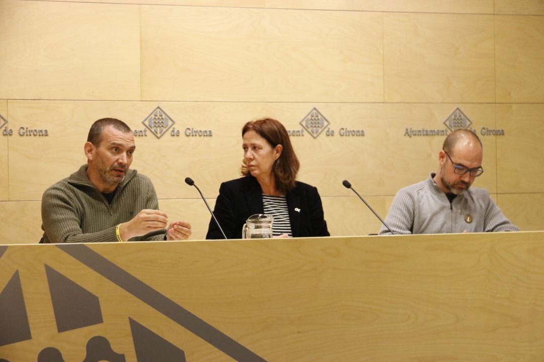 Pla general del tinent d'alcalde de Salt, Àlex Barceló, l'alcaldessa de Girona, Marta Madrenas, i l'alcalde de Sarrià de Ter, Narcís Fajula, en una roda de premsa