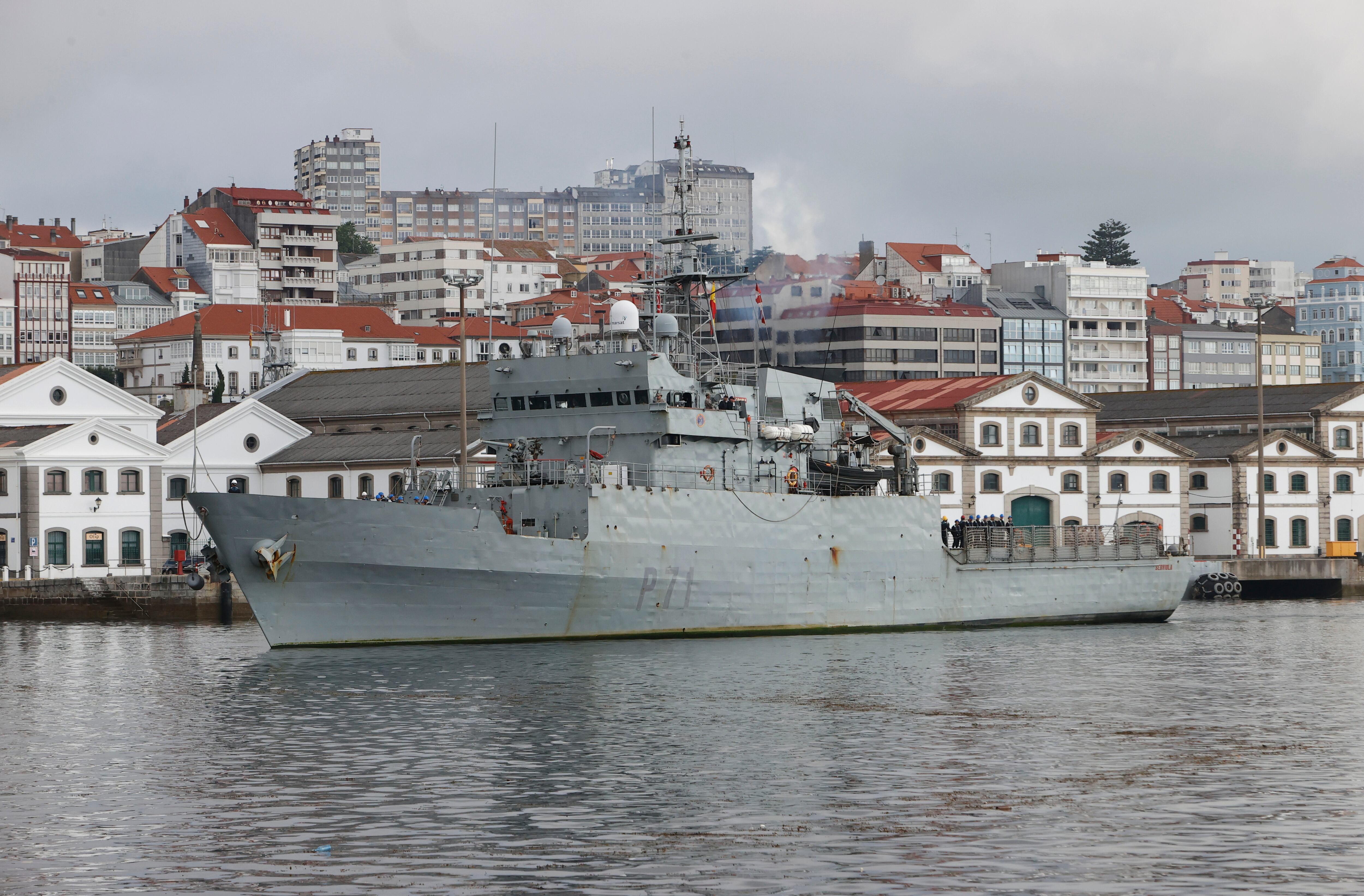 FERROL, 22/06/2022.- Siluetas de la tripulación del patrullero &quot;Serviola&quot;, que regresa a su base del Arsenal Militar de Ferrol tras permanecer los tres últimos meses enmarcado en un despliegue por la costa de África. EFE/Kiko Delgado