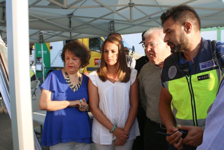 Rafaela Valenzuela, subdelegada del gobierno en Córdoba, Esther Ruiz, delegada de la Junta de Andalucía y Emilio Aumente, concejal de presidencia, en el Puesto de Mando Avanzado de Alcolea