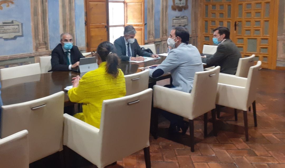 Reunión en el Ayuntamiento con responsables de Renfe para recuperar horarios de trenes