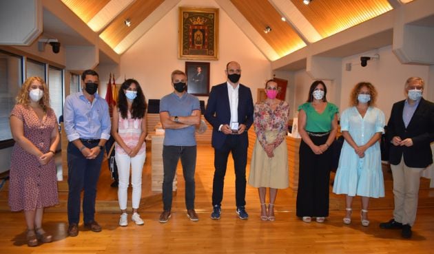 Foto de familia de miembros de la Corporación de Ciudad Real con Jose Javier Hombrados, tras la recepción que se ha celebrado este martes