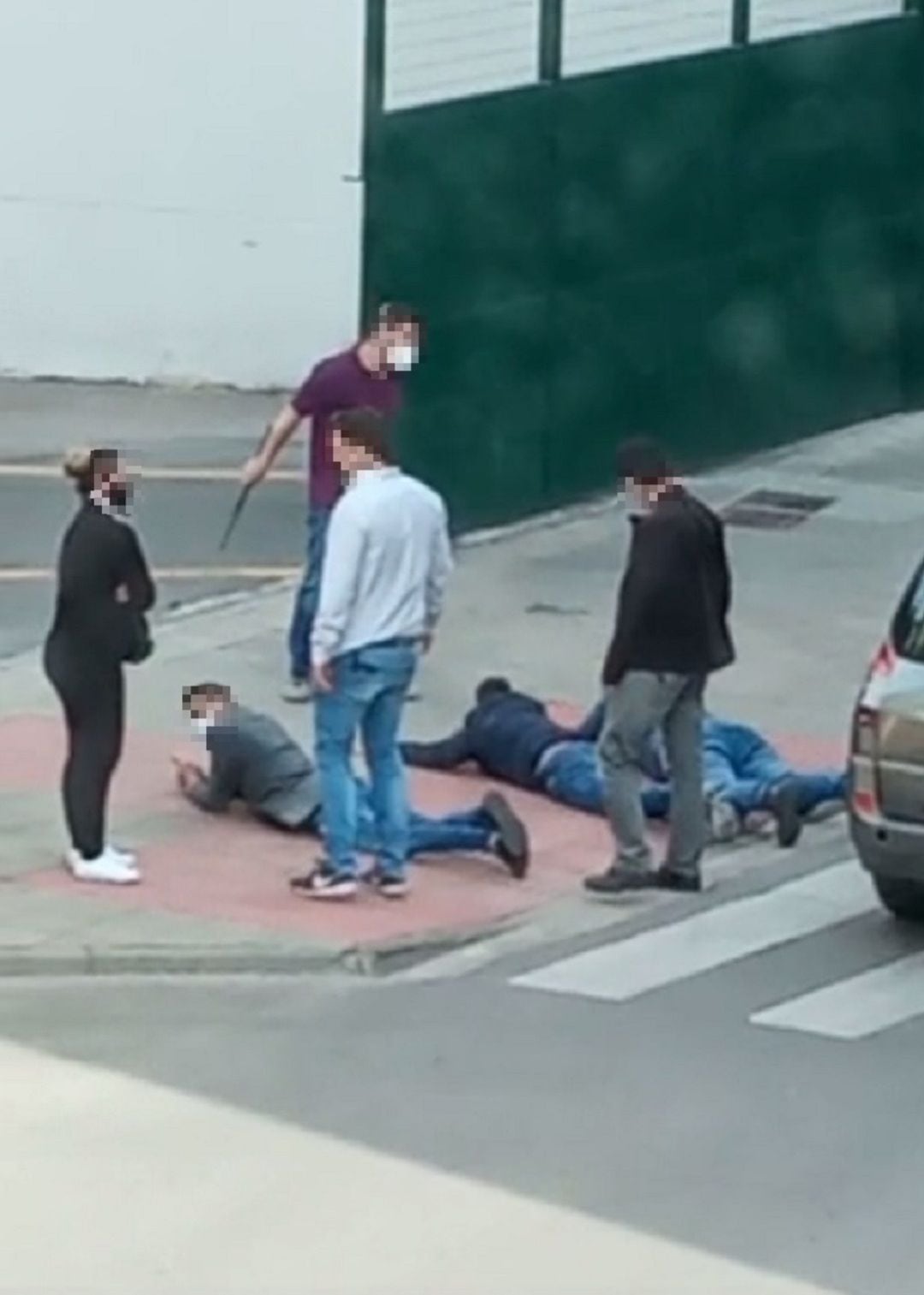 Fotograma del video casero que se ha hecho viral con el momento de la detención de los cuatro &quot;cogoteros&quot;