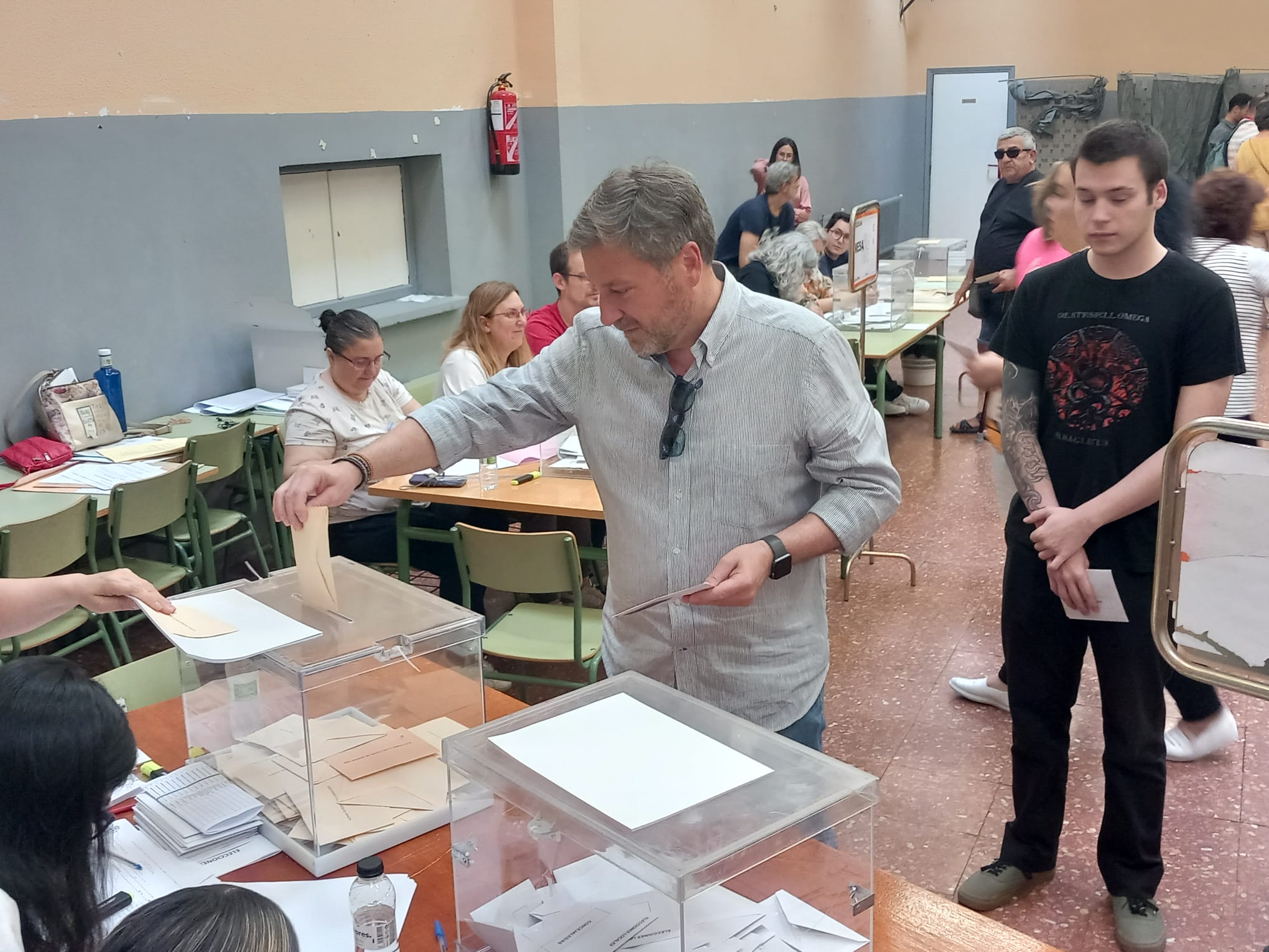 El candidato de CHA, José Luis Soro, emitiendo su voto