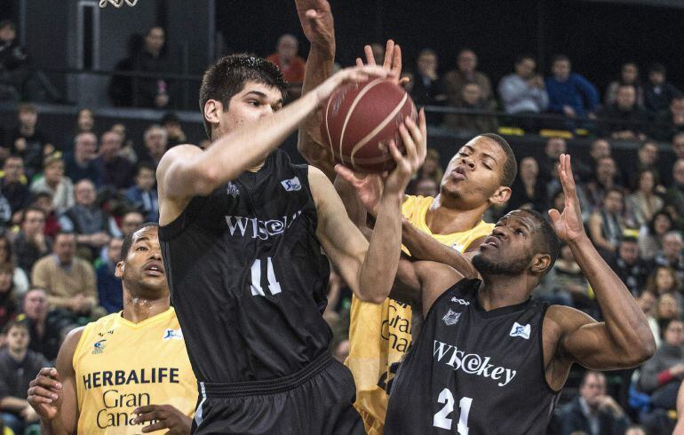 GRA143 BILBAO, 15/03/2015.- Marko Todorovic, iz., y Williams,d, del Bilbao Basket,luchan por la posición con Eulis Bañez. del Gran Canaria,c., durante el partido correspondiente a la vigésimocuarta jornada de la Liga Endesa que disputaron hoy en Bilbao Arena. EFE/Miguel Toña