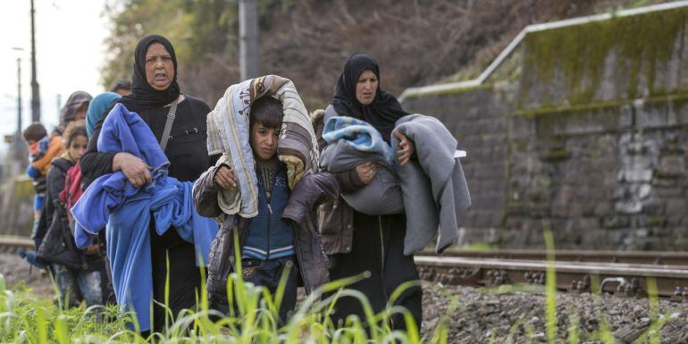 SPA11 SPIELFELD (AUSTRIA) 23/10/2015.- Refugiados caminan por las vías del tren en la frontera entre Austria y Eslovenia en Spielfeld (Austria) hoy, 23 de octubre de 2015. La Agencia de Naciones Unidas para los Refugiados (ACNUR) informó hoy de que ha recibido repetidas denuncias de abusos sexuales a niños y mujeres refugiados durante su travesía hacia los países del norte de Europa por parte de los traficantes de personas. EFE/Erwin Scheriau