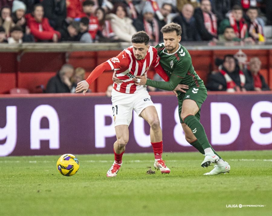 Nico Serrano protege un baló durante el Sporting-Eibar.