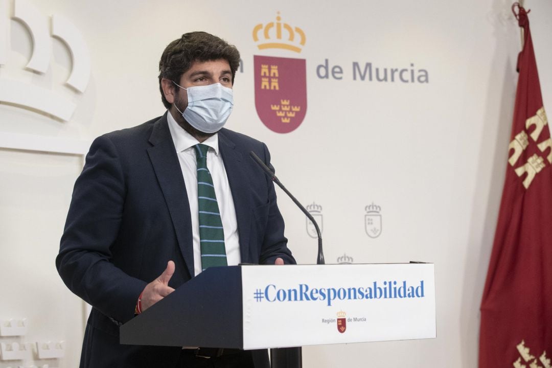 El presidente del Gobierno regional, Fernando López Miras, en la rueda de prensa