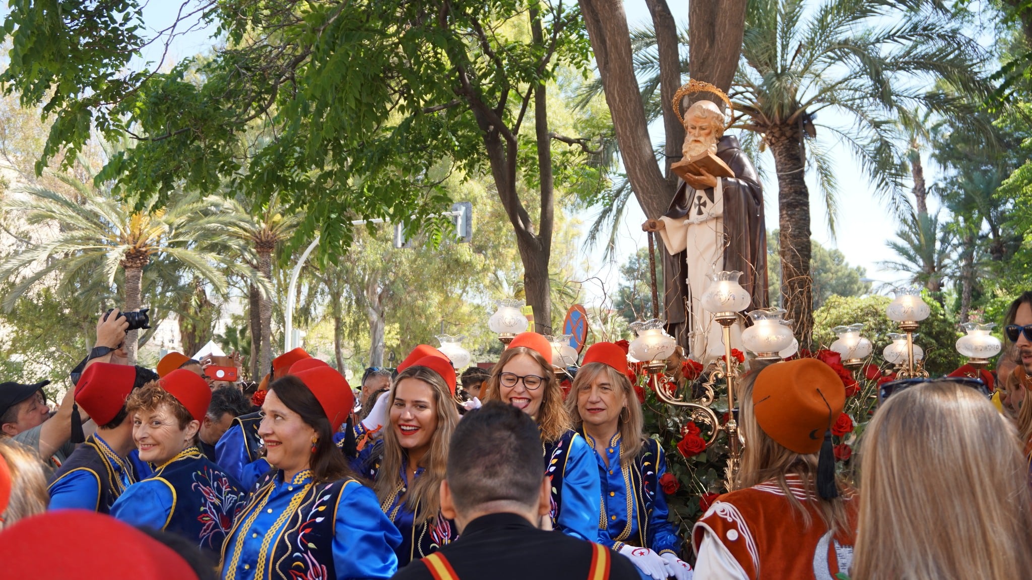 Miles de festeros arropan a San Antón en Elda