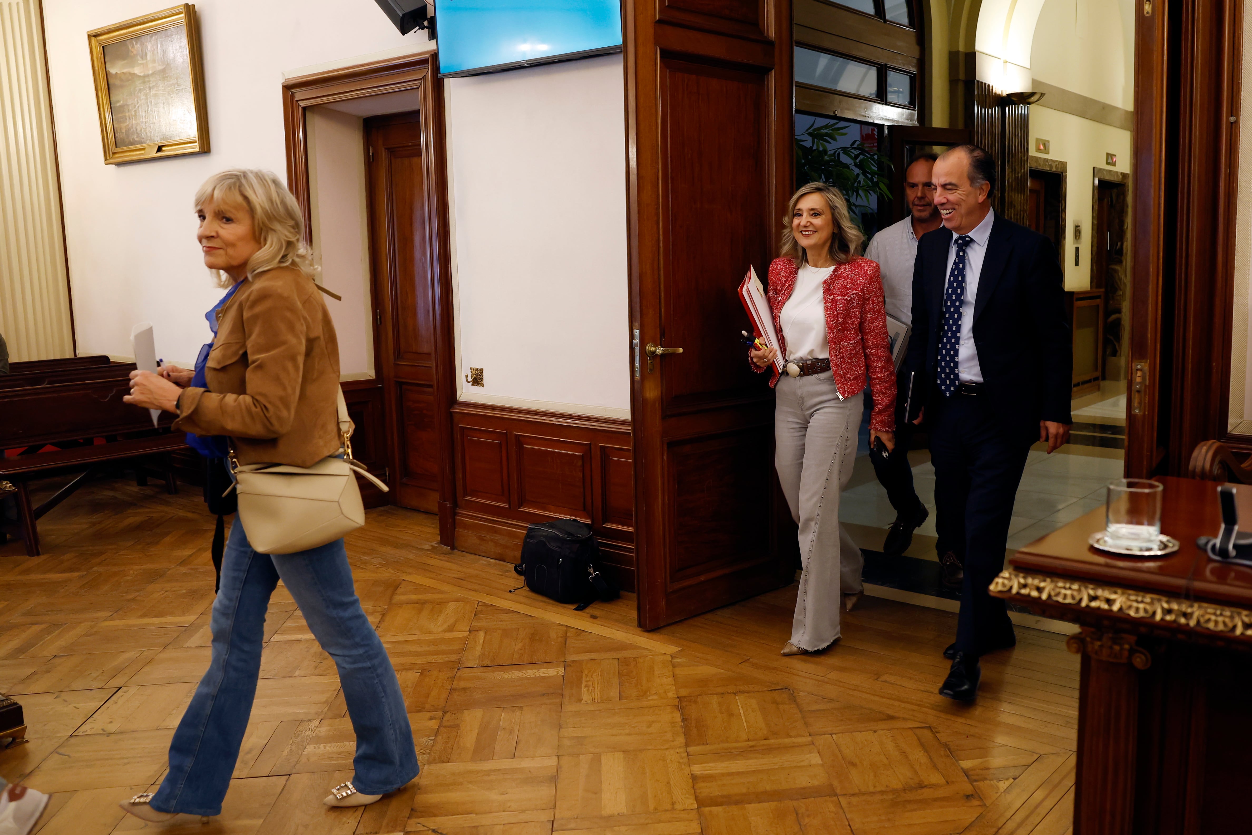 Los portavoces de los grupos municipales del PP y UPN, Carlos García Adanero y Cristina Ibarrola (2d), respectivamente, entran al salón de plenos donde este jueves se celebra el Debate sobre el Estado de la Ciudad