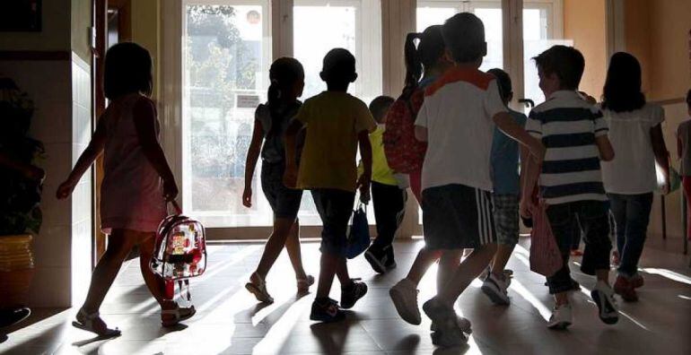 Niños saliendo de un centro educativo