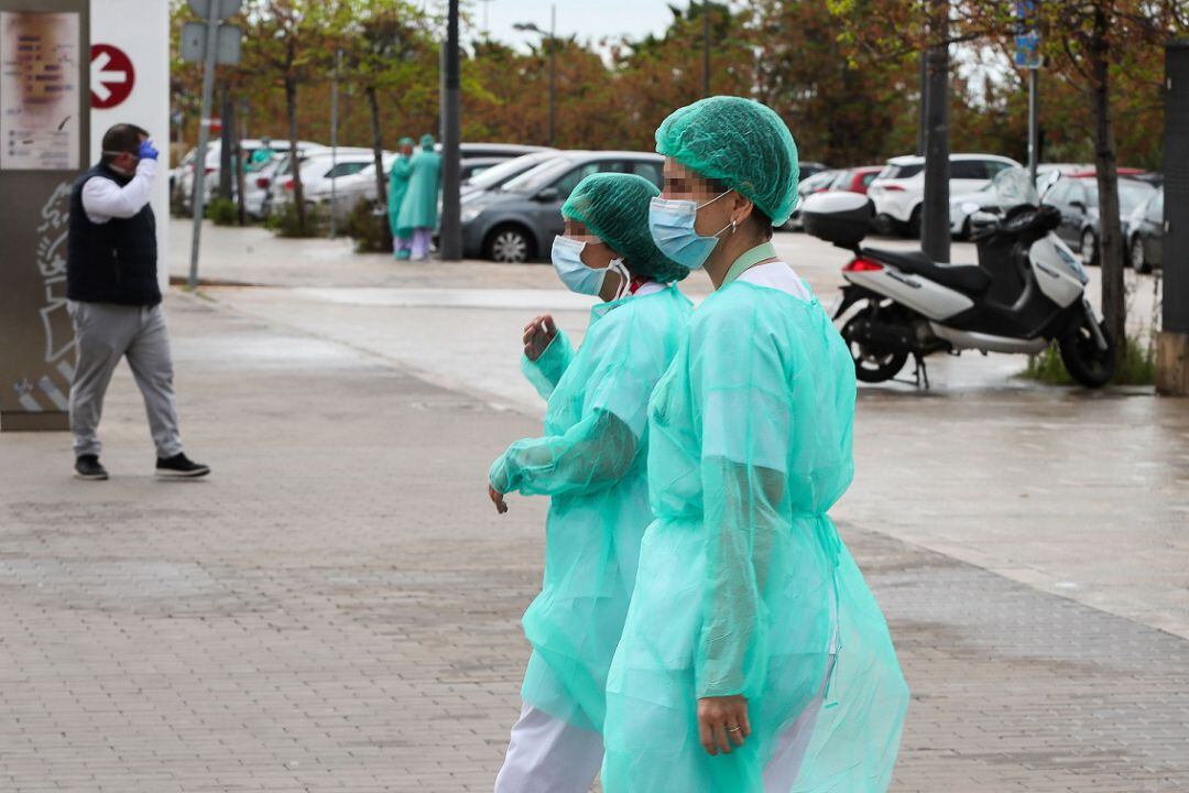 Trabajadores sanitarios en las inmediaciones del Hospital La Fe de València (archivo)
