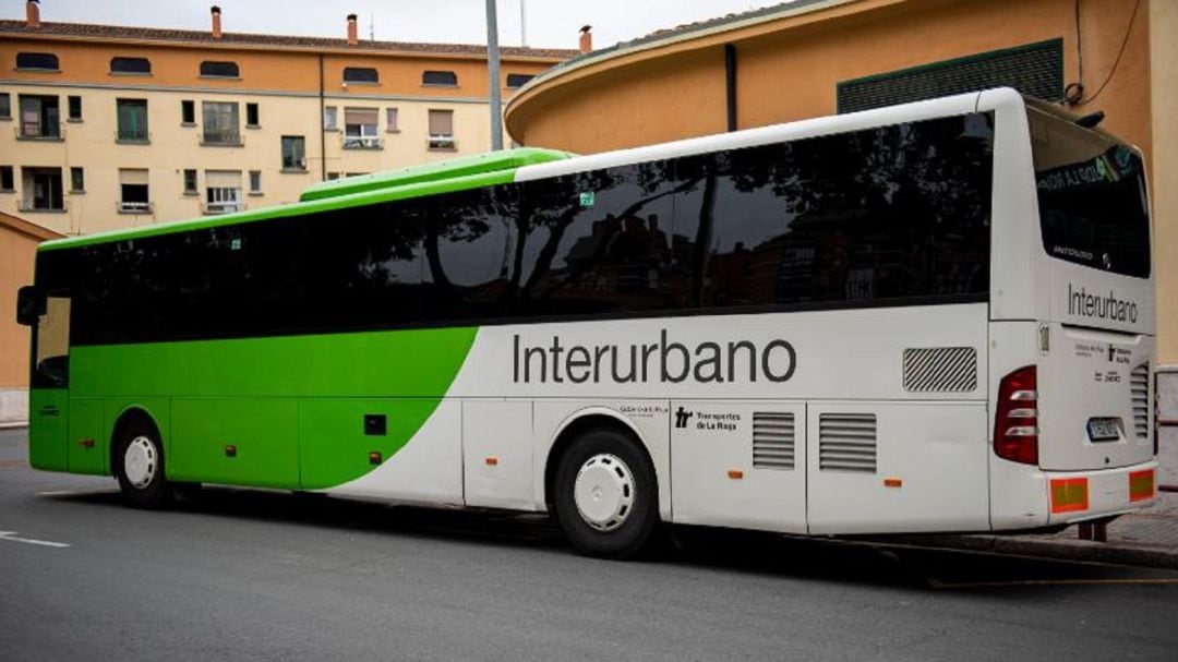 Un autobús interurbano en el momento de su entrada a la estación de autobuses.