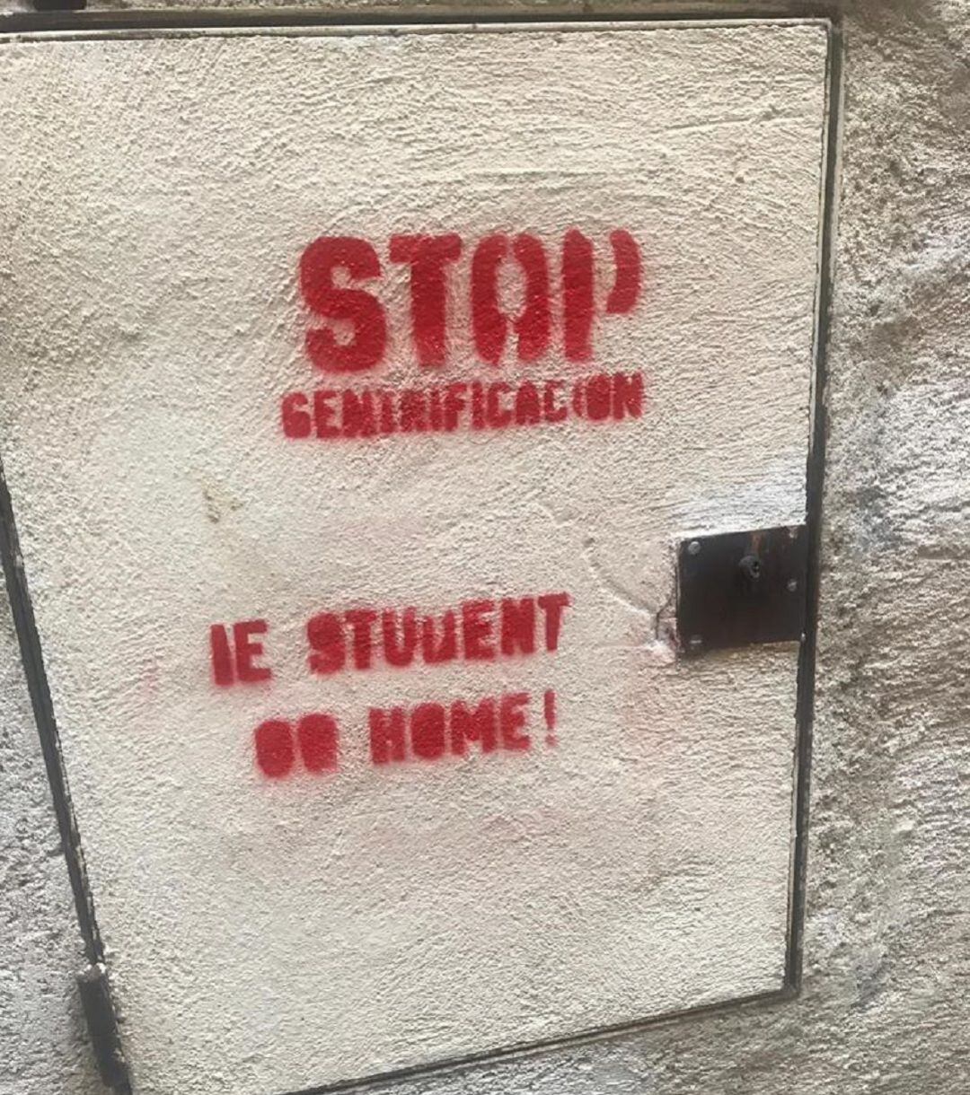 En algunos puntos de la ciudad han aparecido pintadas contra los estudiantes que ocupan pisos y residencias 