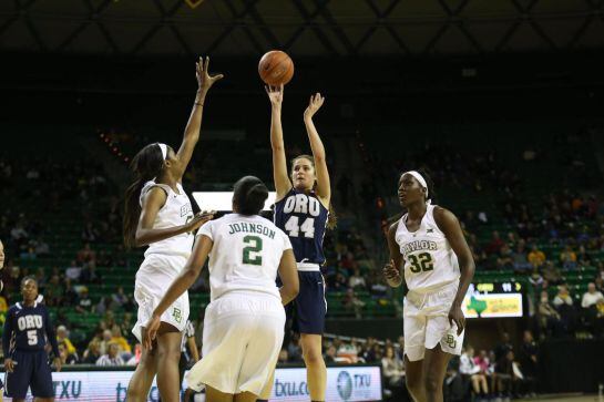 Maria Martiañez jugant a bàsquet durant un partit.