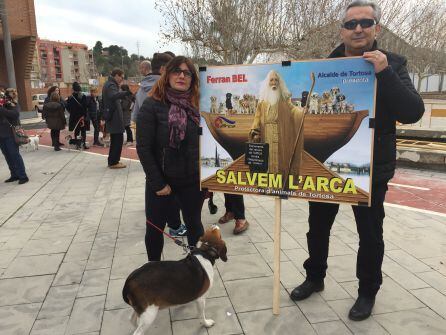 Dos manifestants, amb el seu gos en la concentració prèvia a la manifestació.