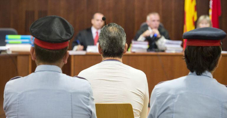 GRA165. LLEIDA, 13/05/2015.- David D.C. (C), el vecino de la población leridana de Castelldans acusado de abusar sexualmente durante 15 años de al menos 5 menores que tenía en acogida en su casa, y de un amigo de éstos, ha pedido perdón hoy en el turno de palabra final del juicio que se sigue contra él en la Audiencia de Lleida. EFE/Adrián Ropero