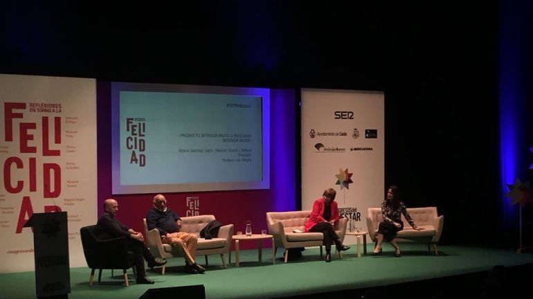 Luis Alegre, Manuel Vicent, Nativel Preciado y Aitana Sánchez Gijón, durante el Congreso del Bienestar de Cádiz