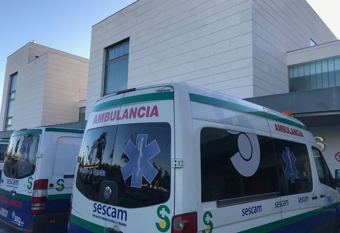 Imagen de una de las ambulancias en el Hospital de Valdepeñas (Ciudad Real)