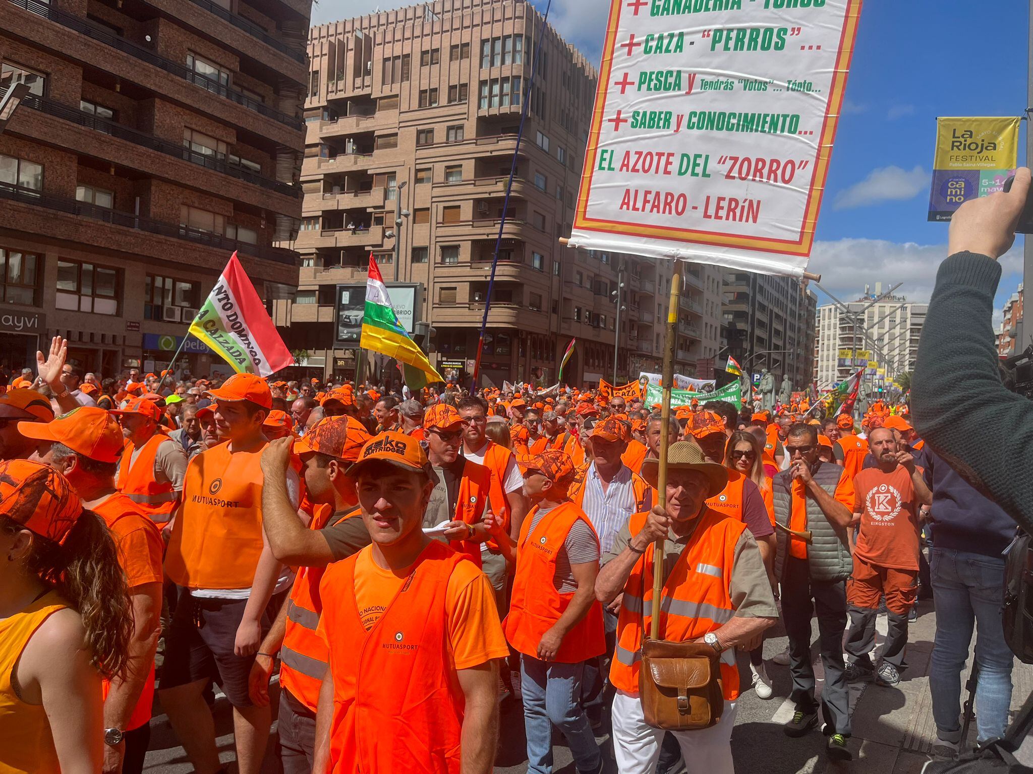 Manifestación de unos 2000 cazadores en el centro de Logroño