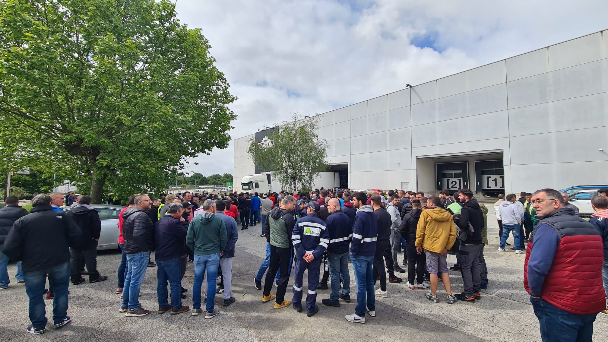 Centenares de trabajadores del metal protestan en el polígono de O Ceao en Lugo