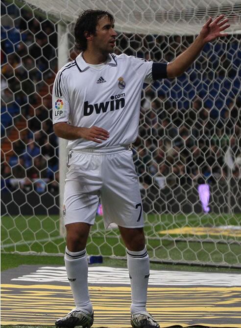 Raúl, durante un partido de Liga en el Bernabéu