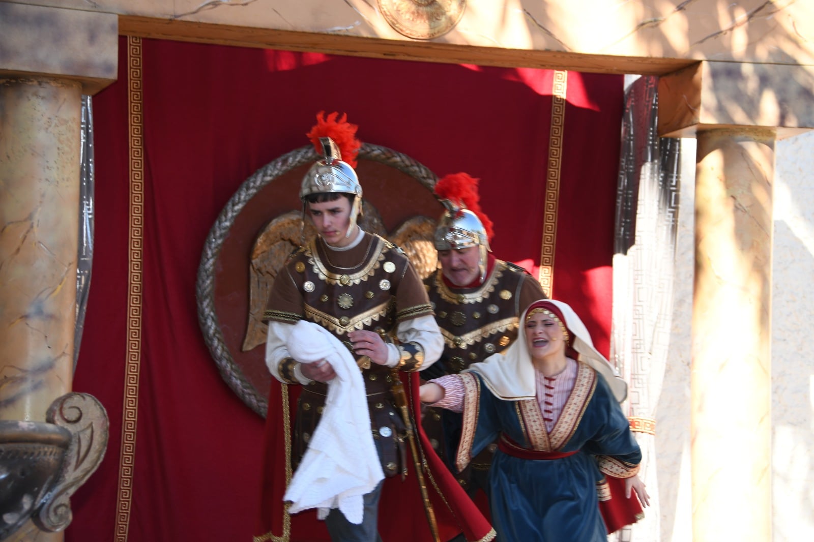 Los soldados arrebatan a Raquel su hijo