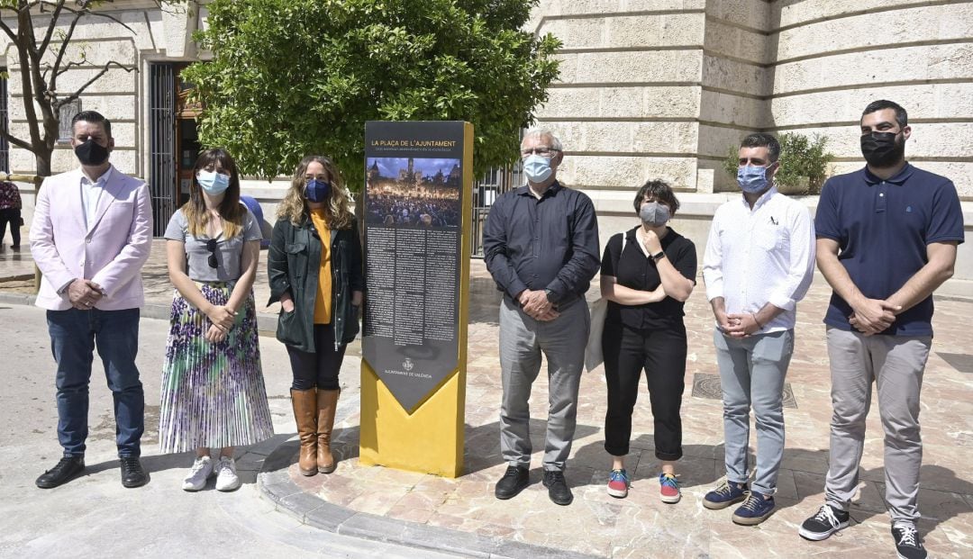 Inauguración del monolito a los movimientos sociales en la Plaza del Ayuntamiento