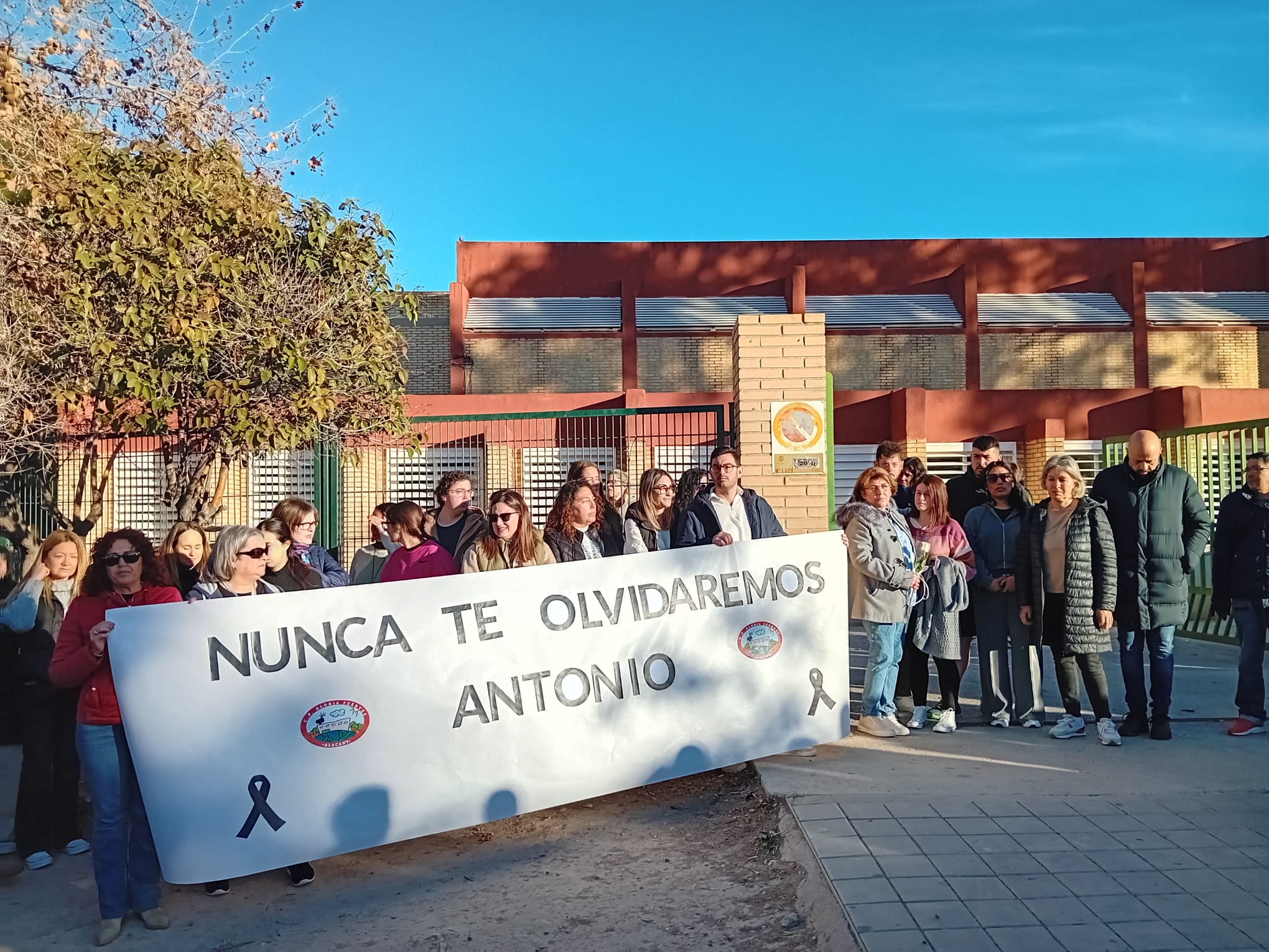 Pancarta de la comunidad educativa en honor a Colomina durante el homenaje celebrado en el CEIP Gloria Fuertes