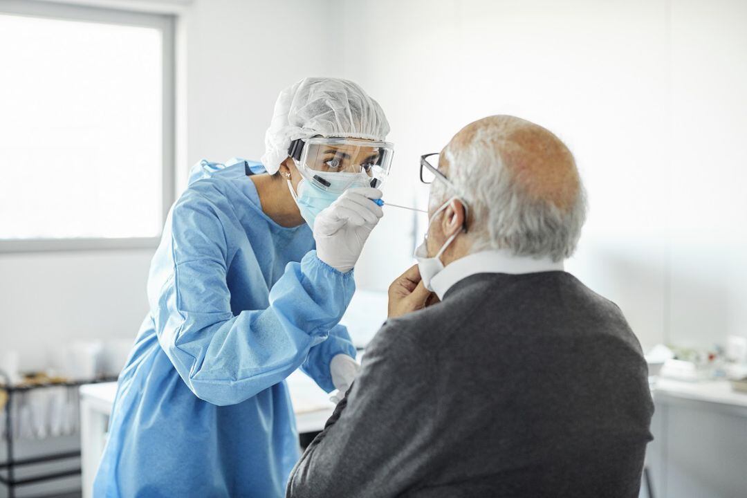 Sanitaria realiza una prueba covid a un usuario 