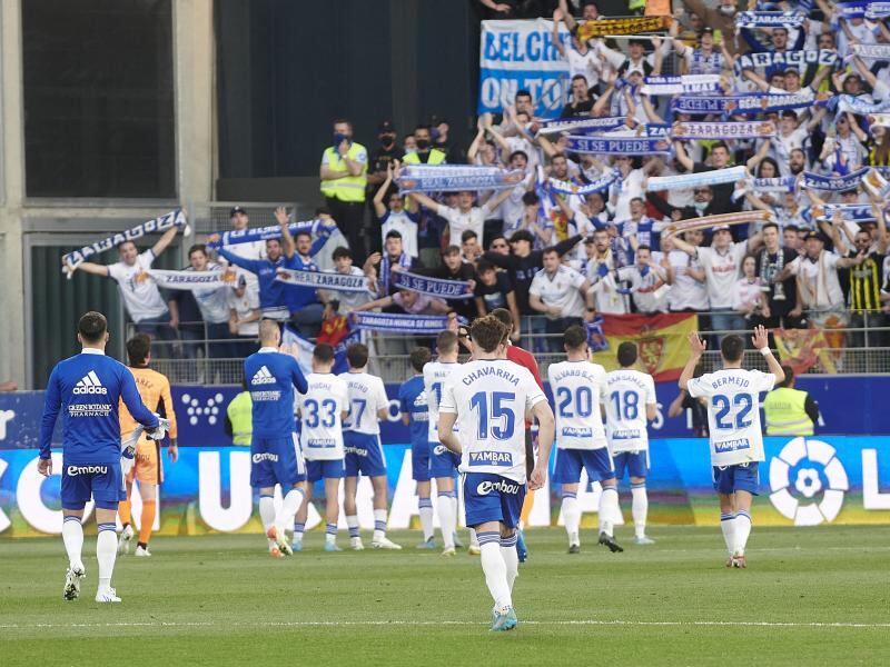 Los jugadores del Real Zaragoza agradecen el apoyo de su afición en El Alcoraz