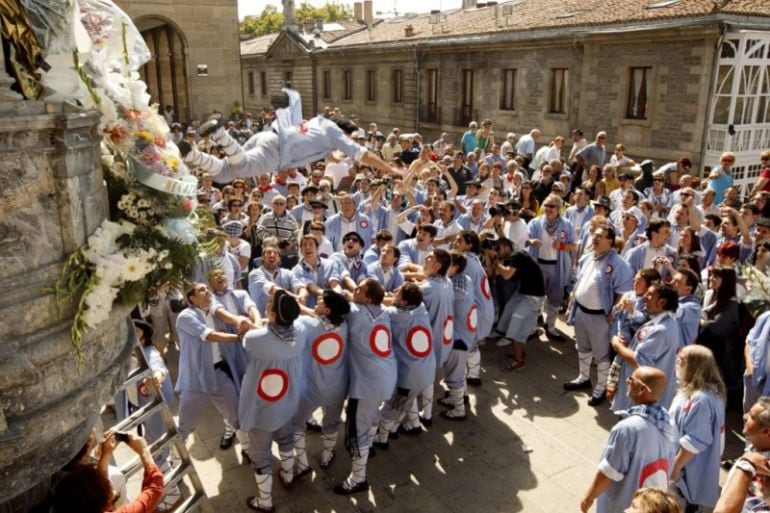 Una cuadrilla de blusas se divierte durante la ofrenda floral a la Virgen Blanca