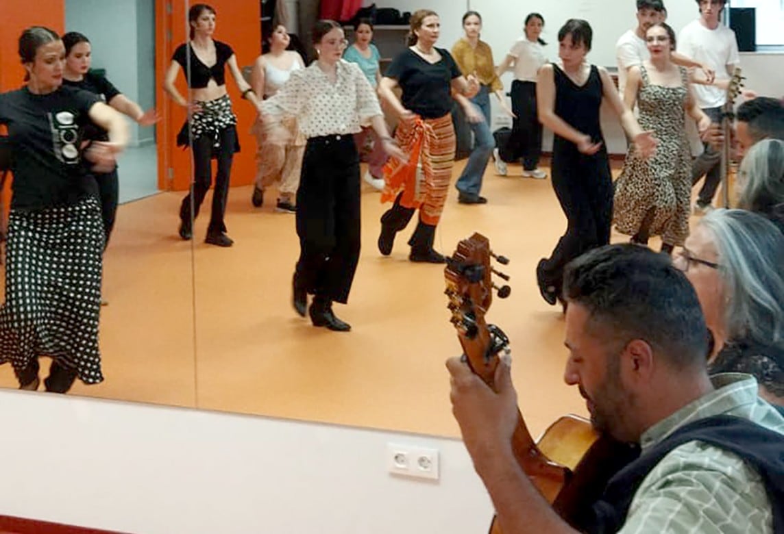La UJA celebra el Día Internacional de la Danza con un taller de iniciación al baile flamenco