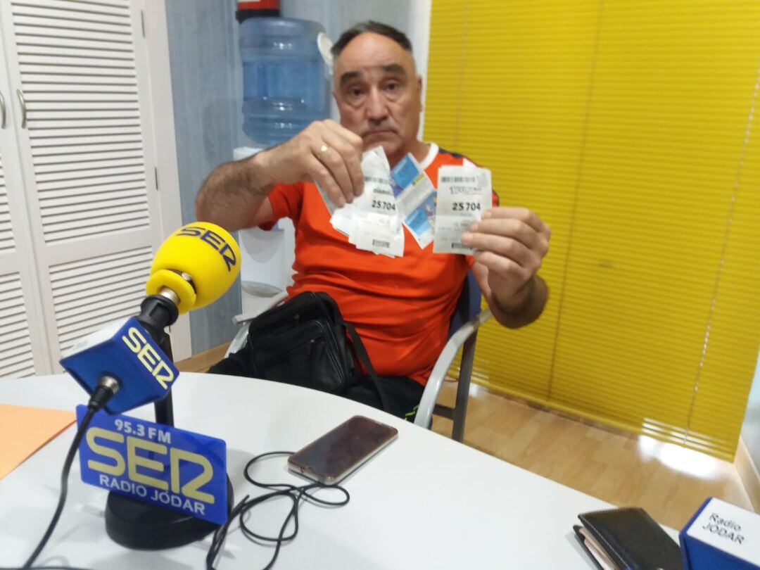 José Mª Garrido muestr los cupones del número 25704 que juega cada semana