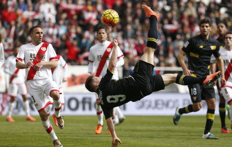 El delantero francés del Sevilla, Kevin Gameiro, intenta una chilena durante el partido de la jornada vigésimo quinta de Liga 