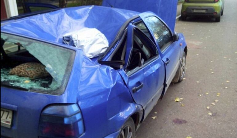 Así quedó el coche tras el impacto de la mujer.