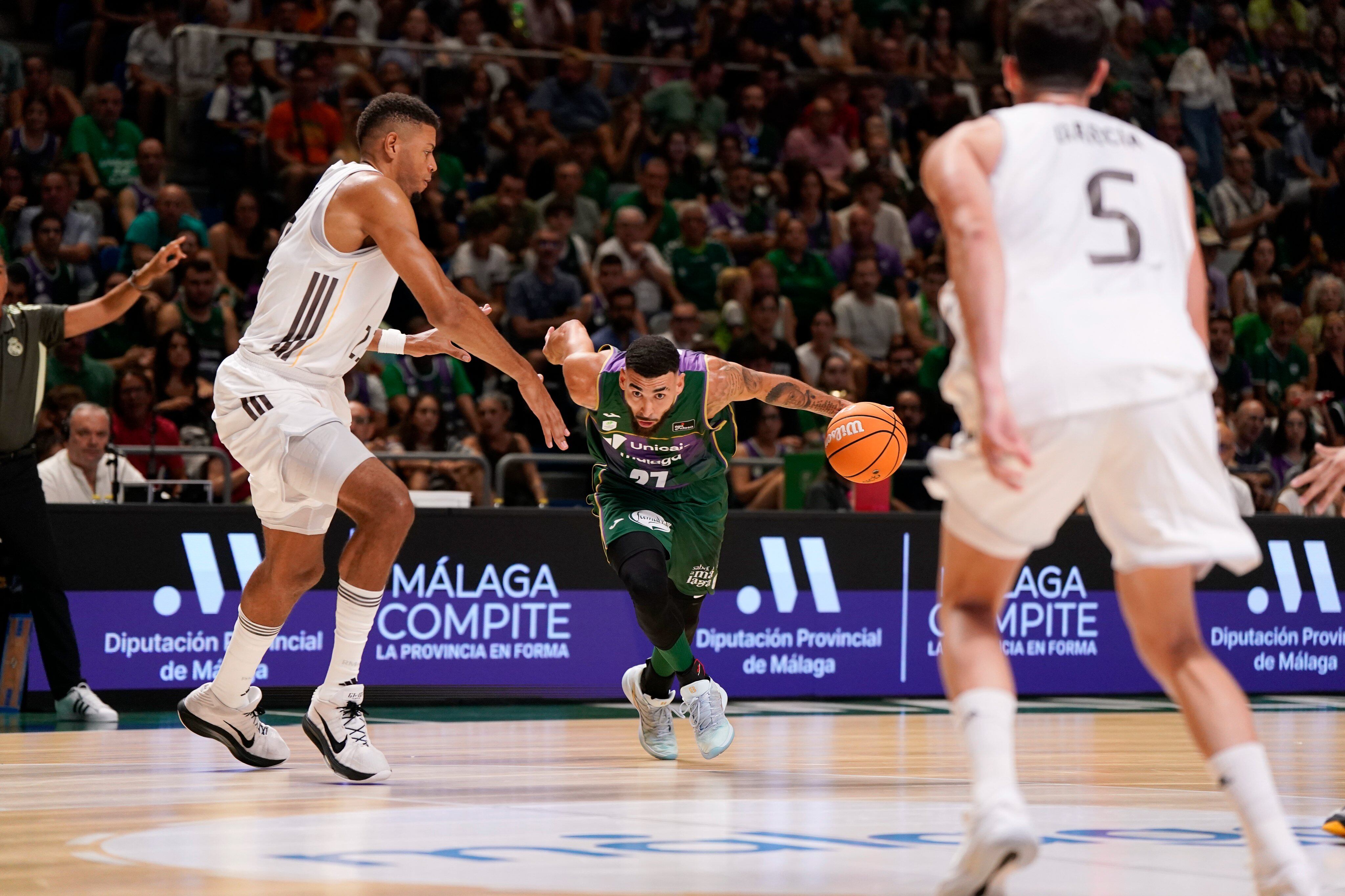 Chris Duarte, en una jugada contra el Real Madrid en el trofeo Costa del Sol